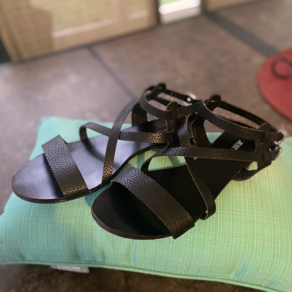 JustFab 🦋 Black Strappy Flat Sandals 11M